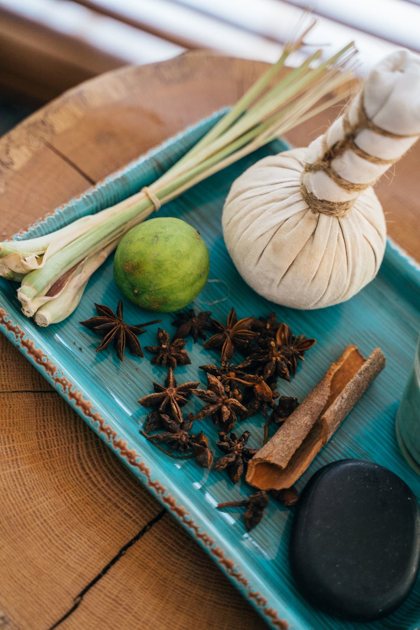 Ingredientes de medicina tradicional china: anís estrellado, canela y citronela
